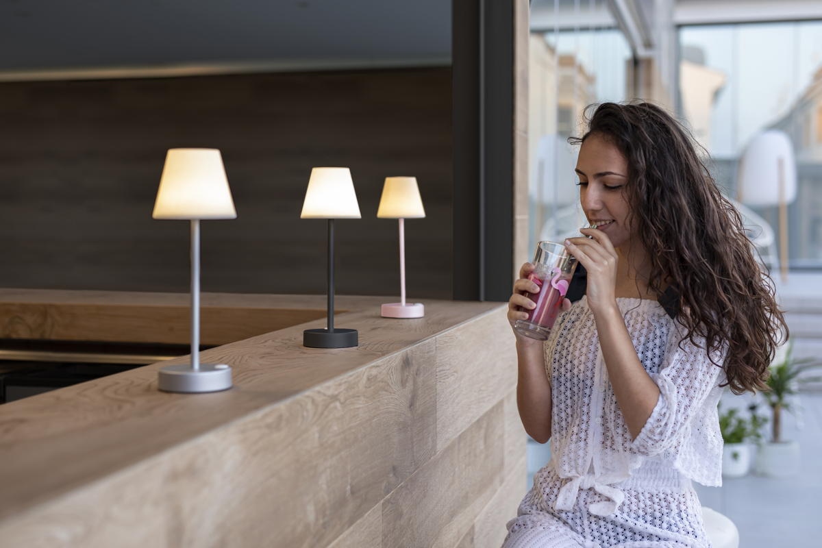 LUMLLS030ANWLNW_lola-30-slim-final-colores-2 NEW GARDEN lampa stołowa LOLA SLIM 30 BATTERY anthracite znajdziesz w ofercie sklepu internetowego plantip.pl